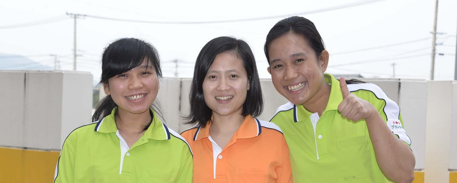 画像：インドネシア出身の３名の女性研修者が笑っている様子