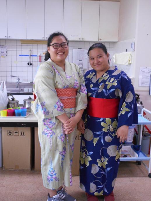 画像：施設内の配膳室でベトナムからの技能実習生二人が浴衣を着て笑顔で立っている様子