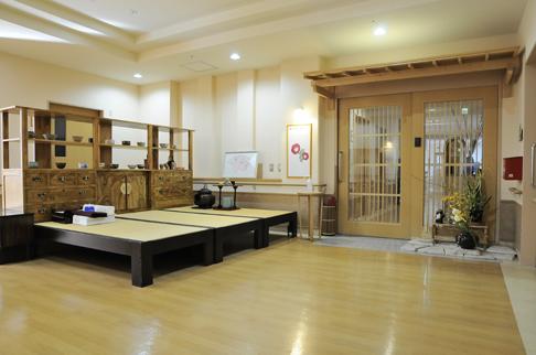 画像:フローリングの部屋の中の一区画が茶道が嗜むことができる畳になっている施設の共有空間の様子。