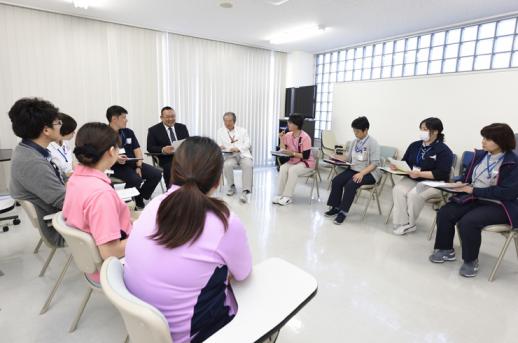 画像:施設内の会議室でコの字型で椅子に11名の方が座って開催した就職イベントの様子